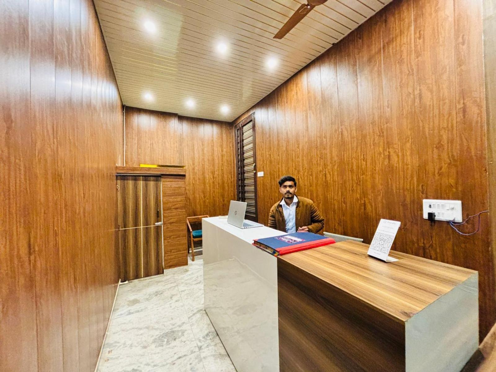 Hotel Vegas Corporate Suites 诺伊达 外观 照片